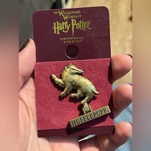 BNIP Hufflepuff Pin Wizarding World of Harry Potter Universal Studios Collector